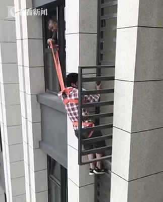 楼房设计存缺陷，空调安装竟成“壁虎”示险——室外作业亟需破解结构难题